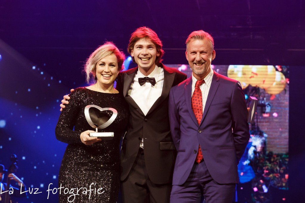 Maartje en Dennis nemen namens Pur Sang de Award in ontvangst